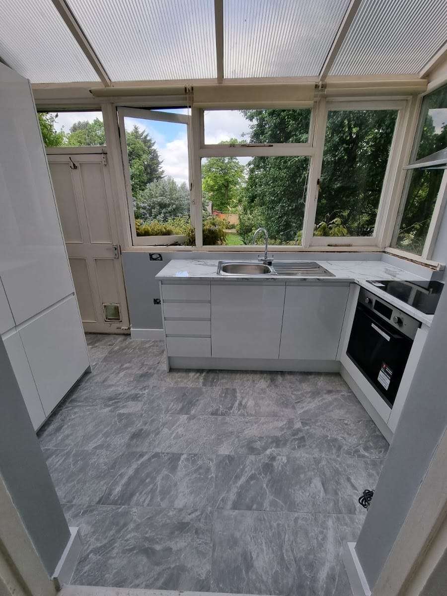 White handleless kitchen, by Briland Demja